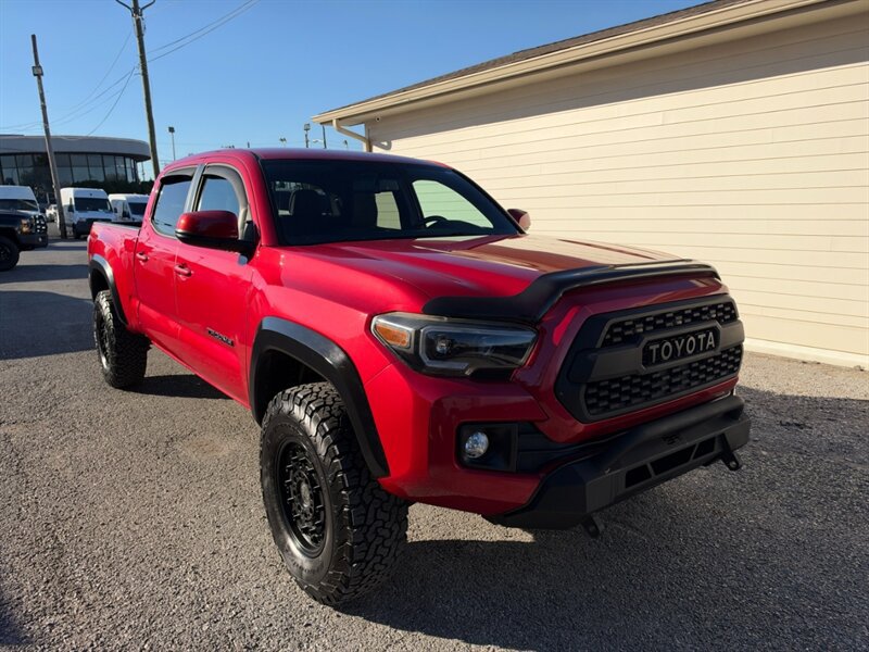 Used 2017 Toyota Tacoma TRD Off-Road AWD/4WD image 4