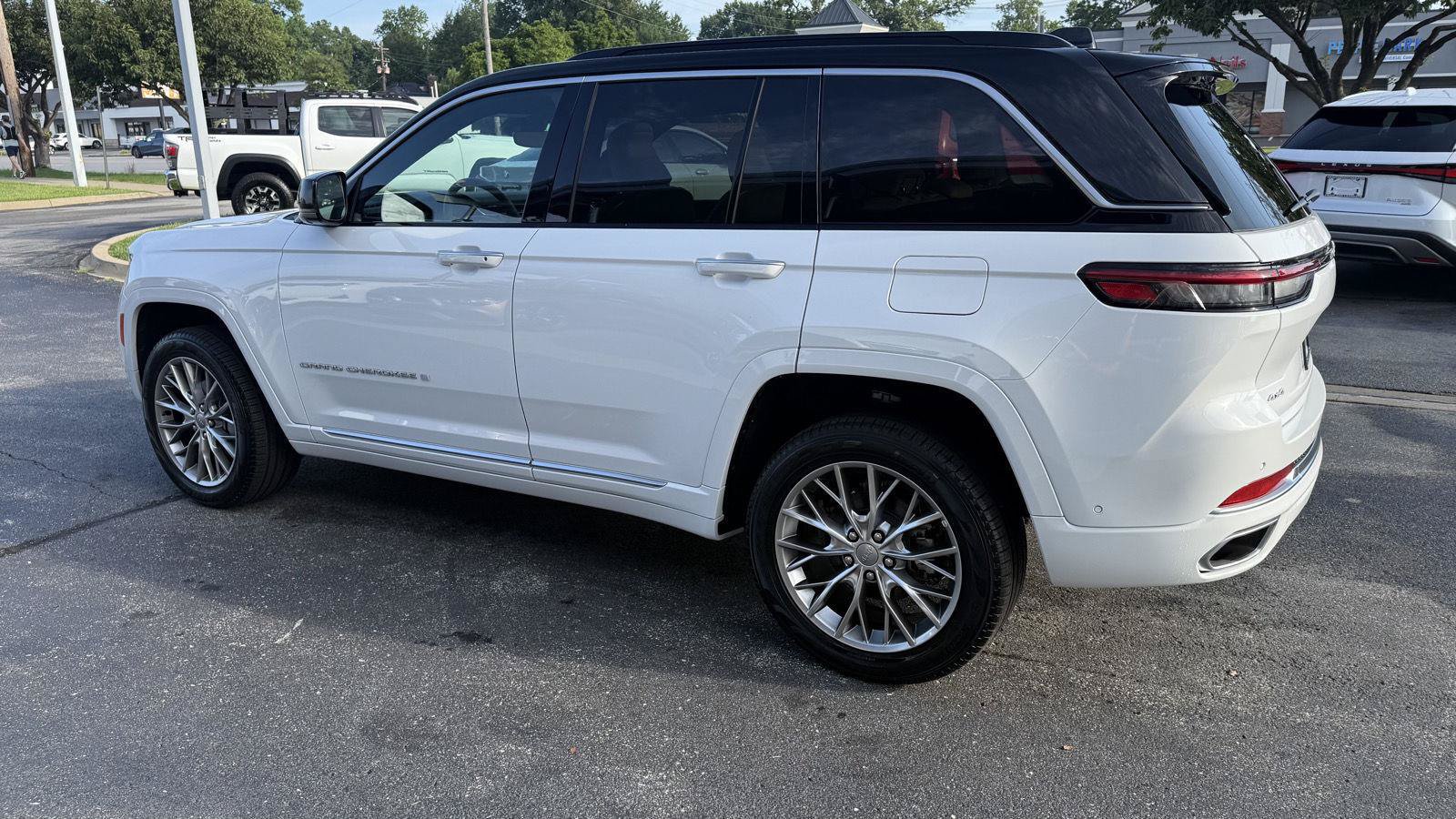 Used 2025 Jeep Grand Cherokee Summit AWD/4WD image 7