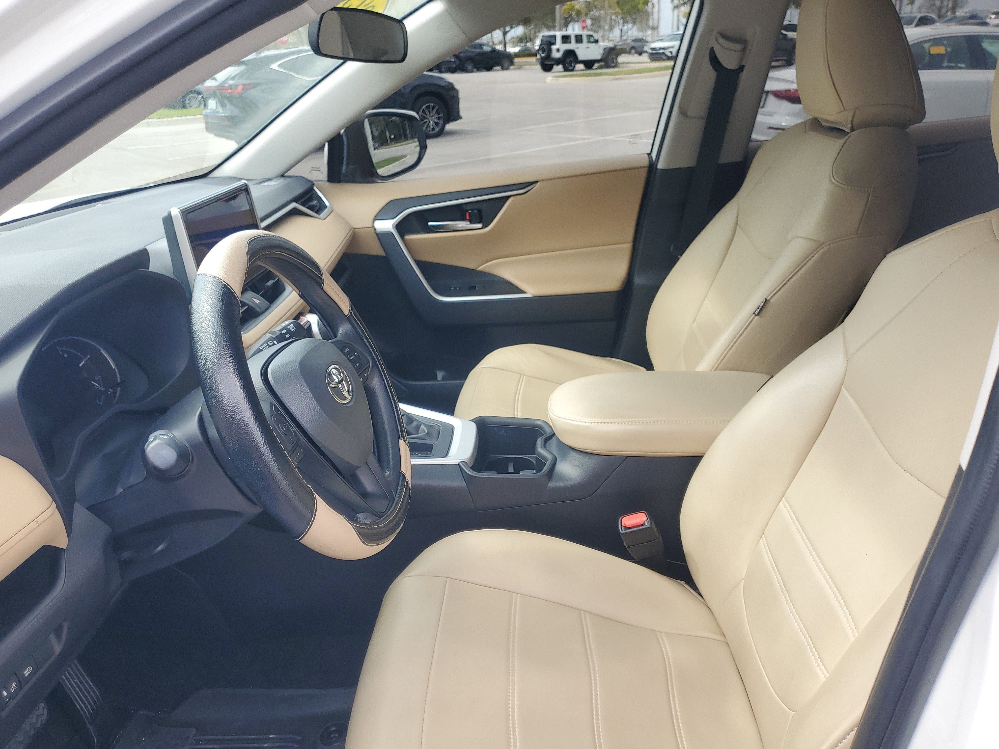 Used 2025 Toyota RAV4 XLE image 15