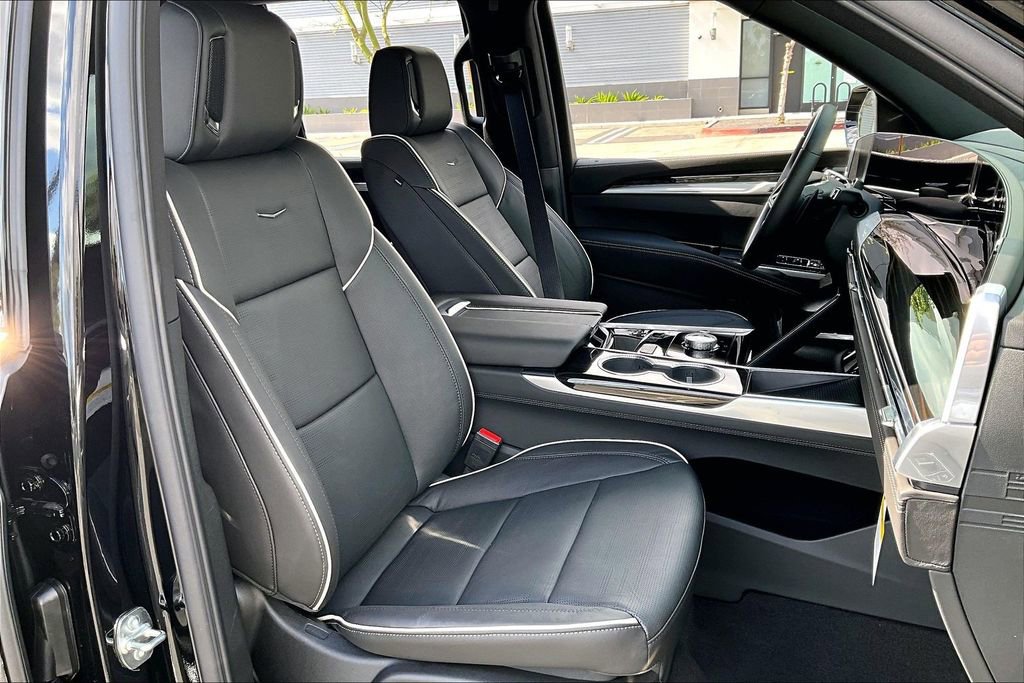 New 2026 Cadillac Escalade Luxury w/ LPO, Floor Liner Package AWD/4WD image 36