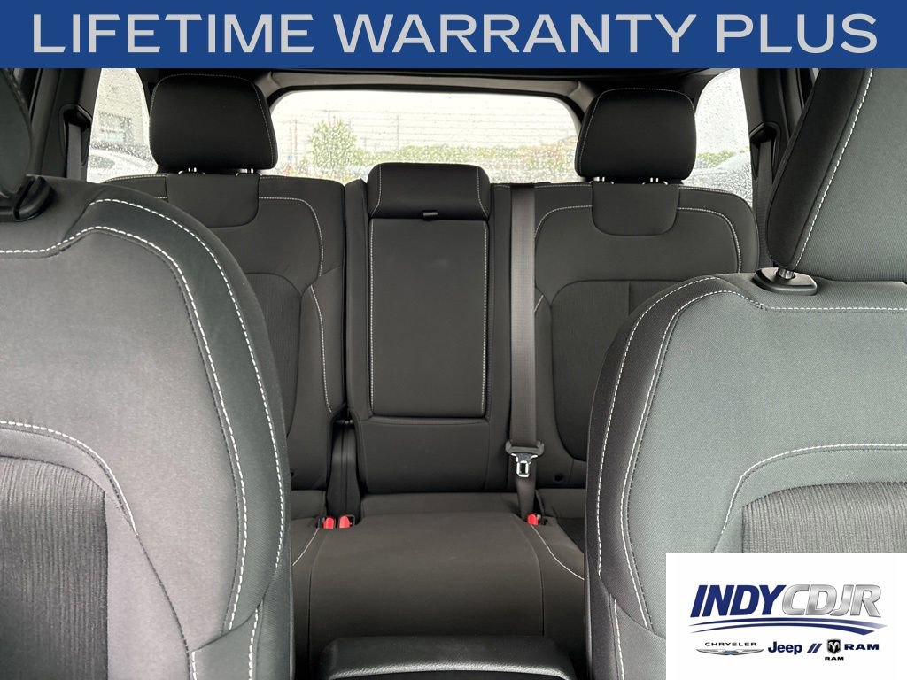 Used 2025 Jeep Grand Cherokee Laredo AWD/4WD image 15