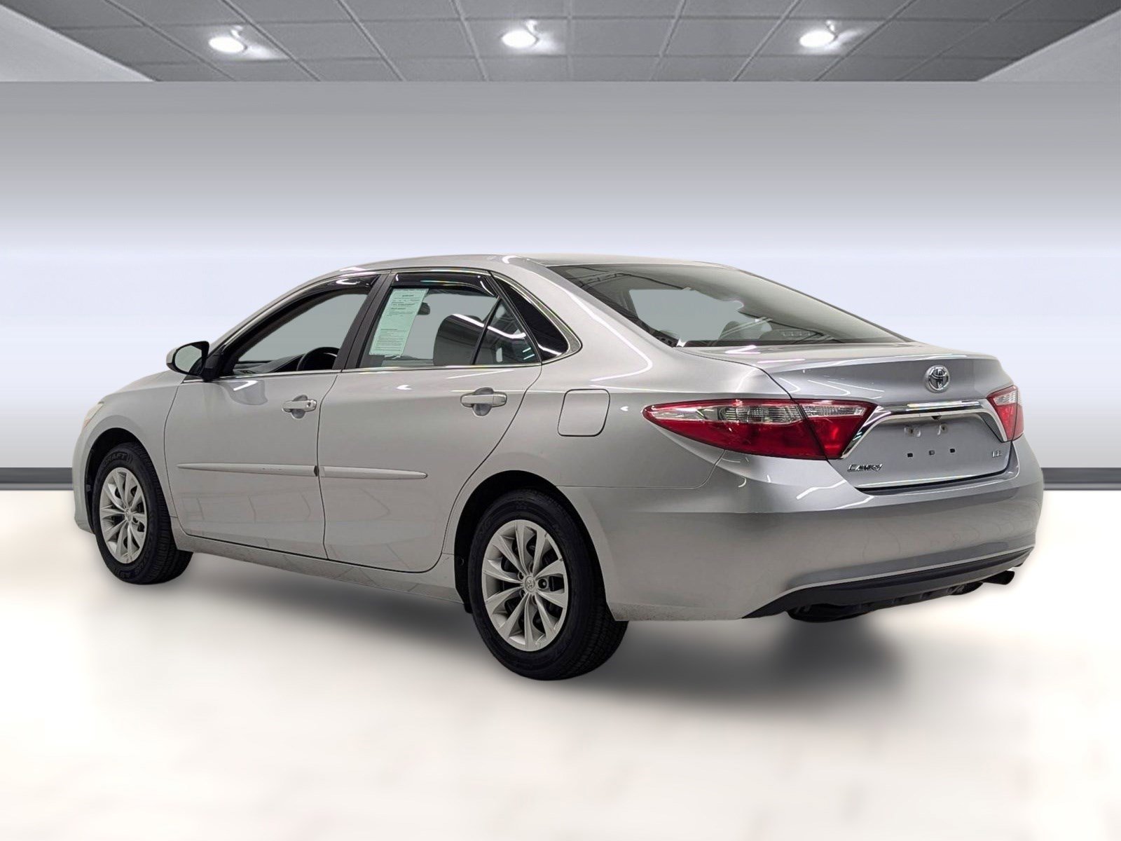Used 2017 Toyota Camry LE image 2