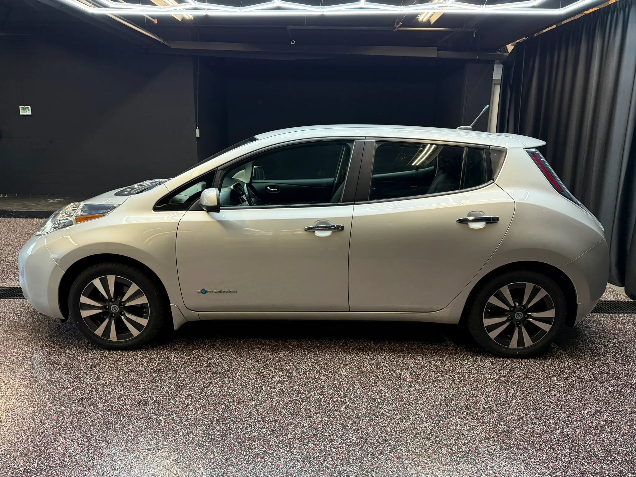 Used 2014 Nissan Leaf SL w/ Premium Package FWD image 5