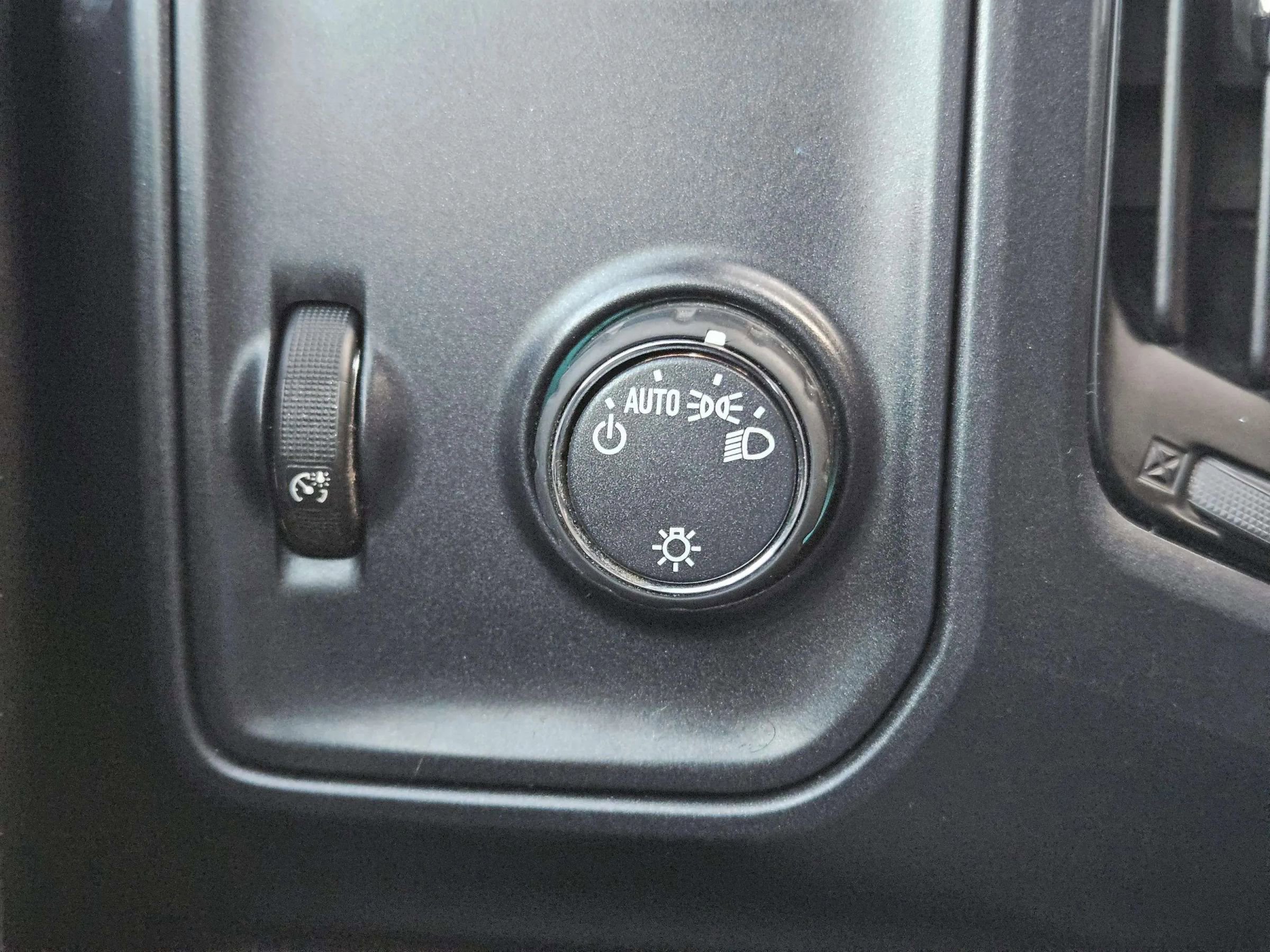 Used 2018 Chevrolet Silverado 1500 Custom w/ Trailering Package image 30