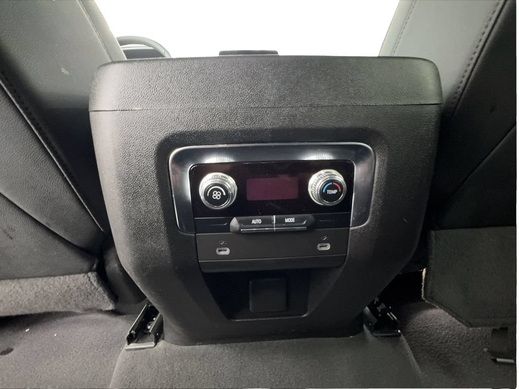 Used 2024 GMC Yukon SLT RWD image 40