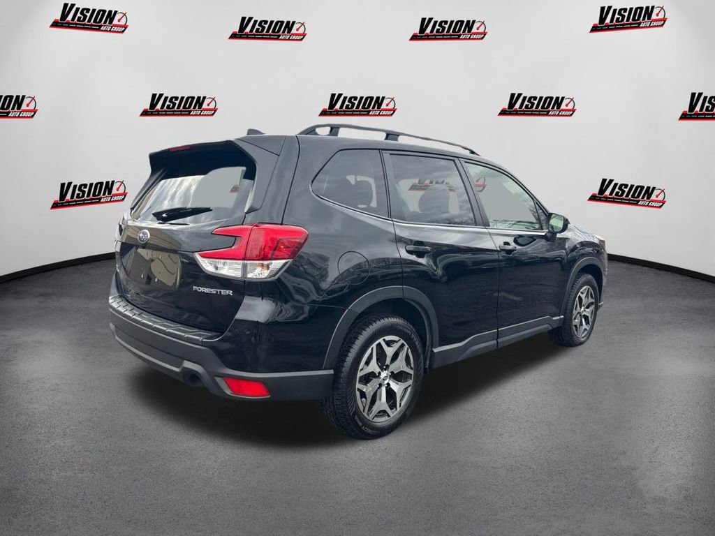 Used 2023 Subaru Forester Premium image 5
