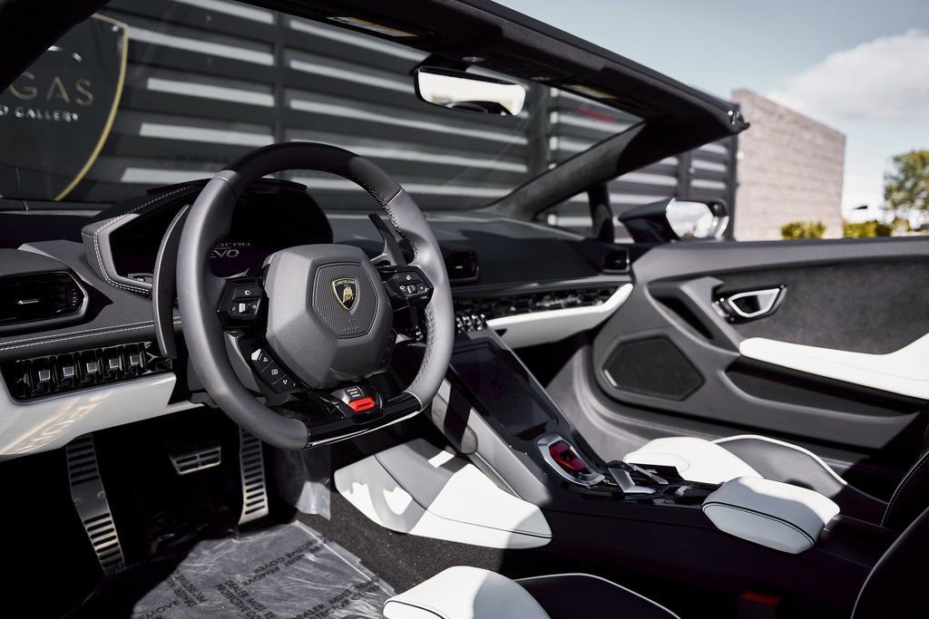 Used 2024 Lamborghini Huracan EVO AWD/4WD image 2