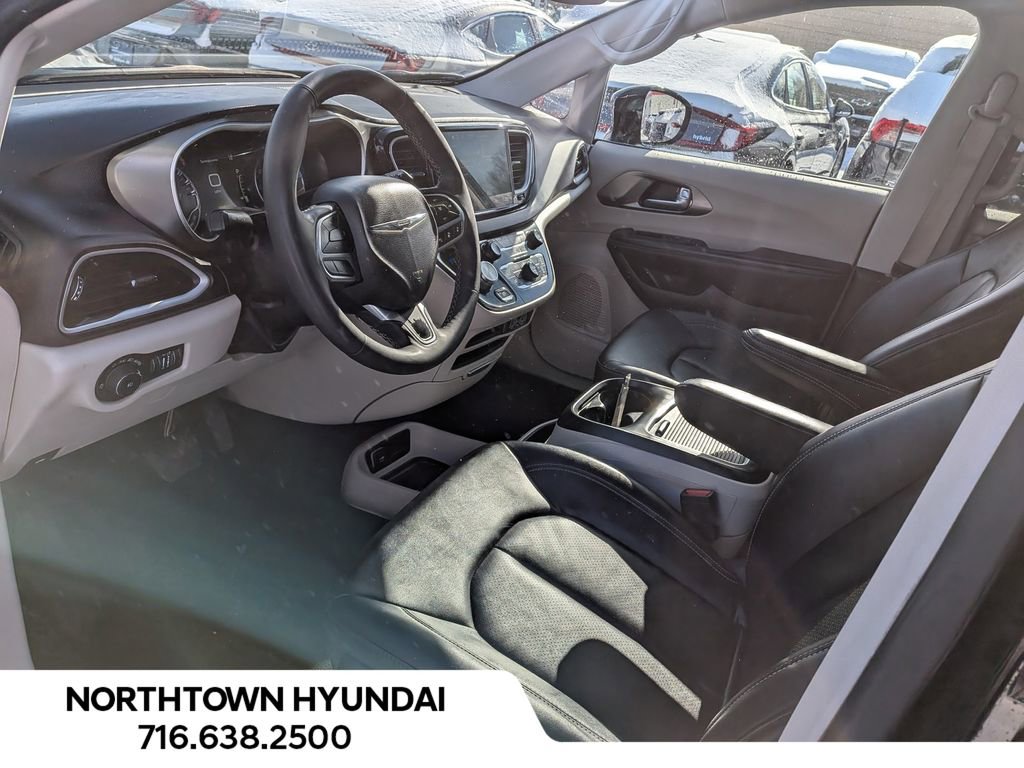 Used 2024 Chrysler Pacifica Touring-L image 10