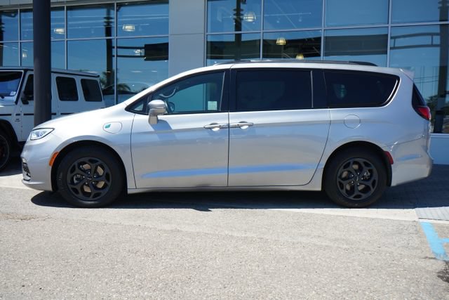 Used 2021 Chrysler Pacifica Limited w/ Uconnect Theater Family Group FWD image 5