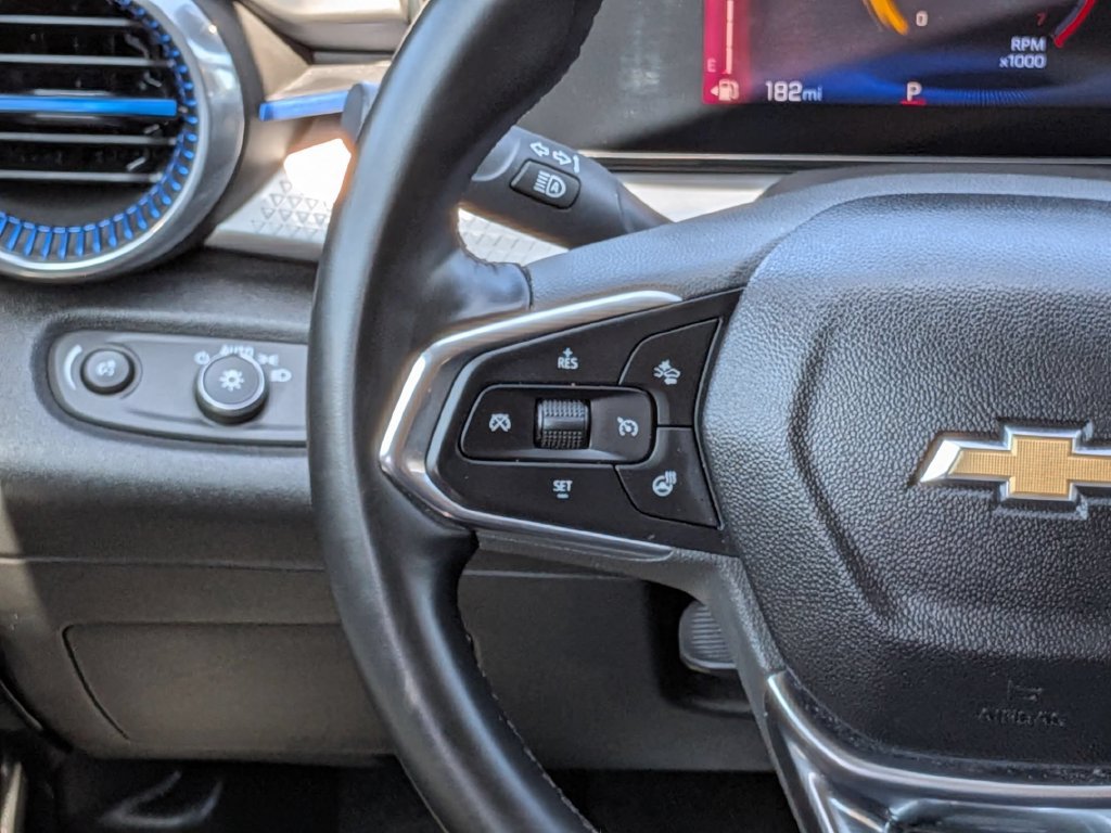 Used 2025 Chevrolet Trax LT w/ LT Convenience Package FWD image 17