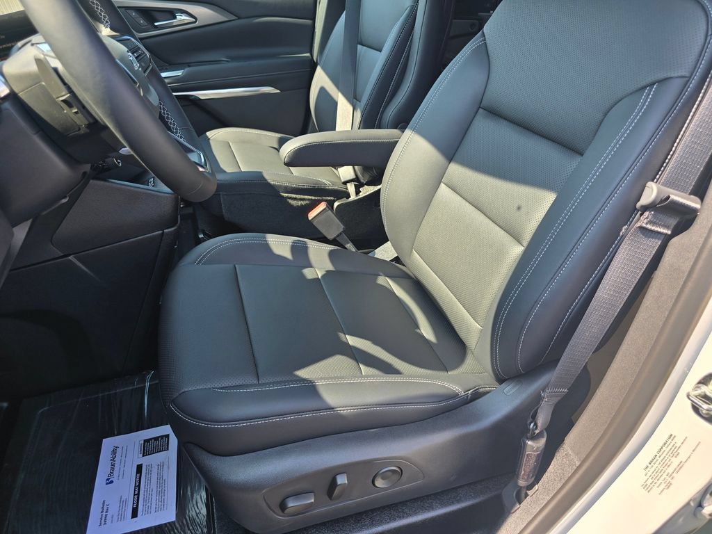 Used 2026 Chevrolet Traverse LT w/ Midnight/Sport Edition FWD image 23