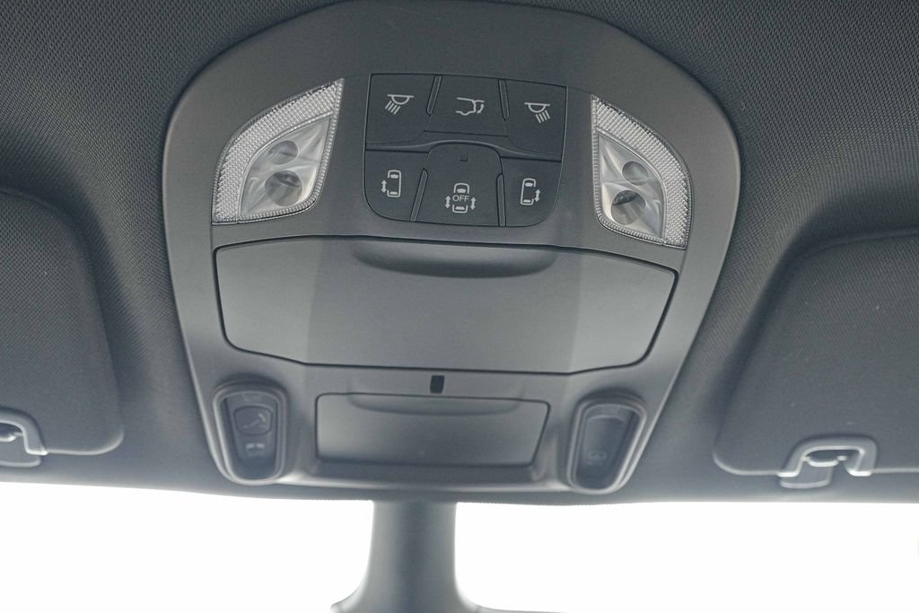 Used 2025 Chrysler Pacifica Limited FWD image 36