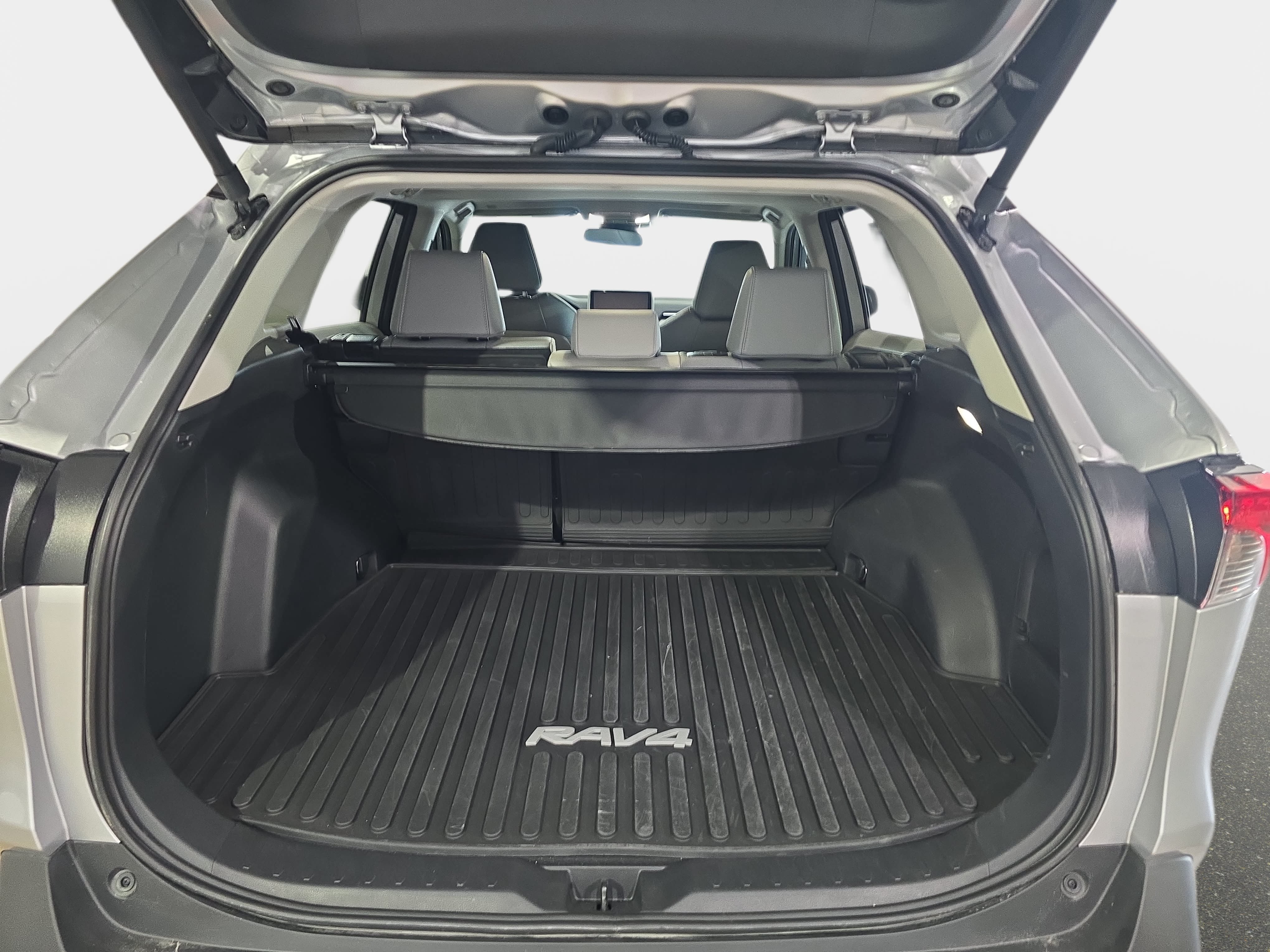 Used 2025 Toyota RAV4 XLE Premium AWD/4WD image 28
