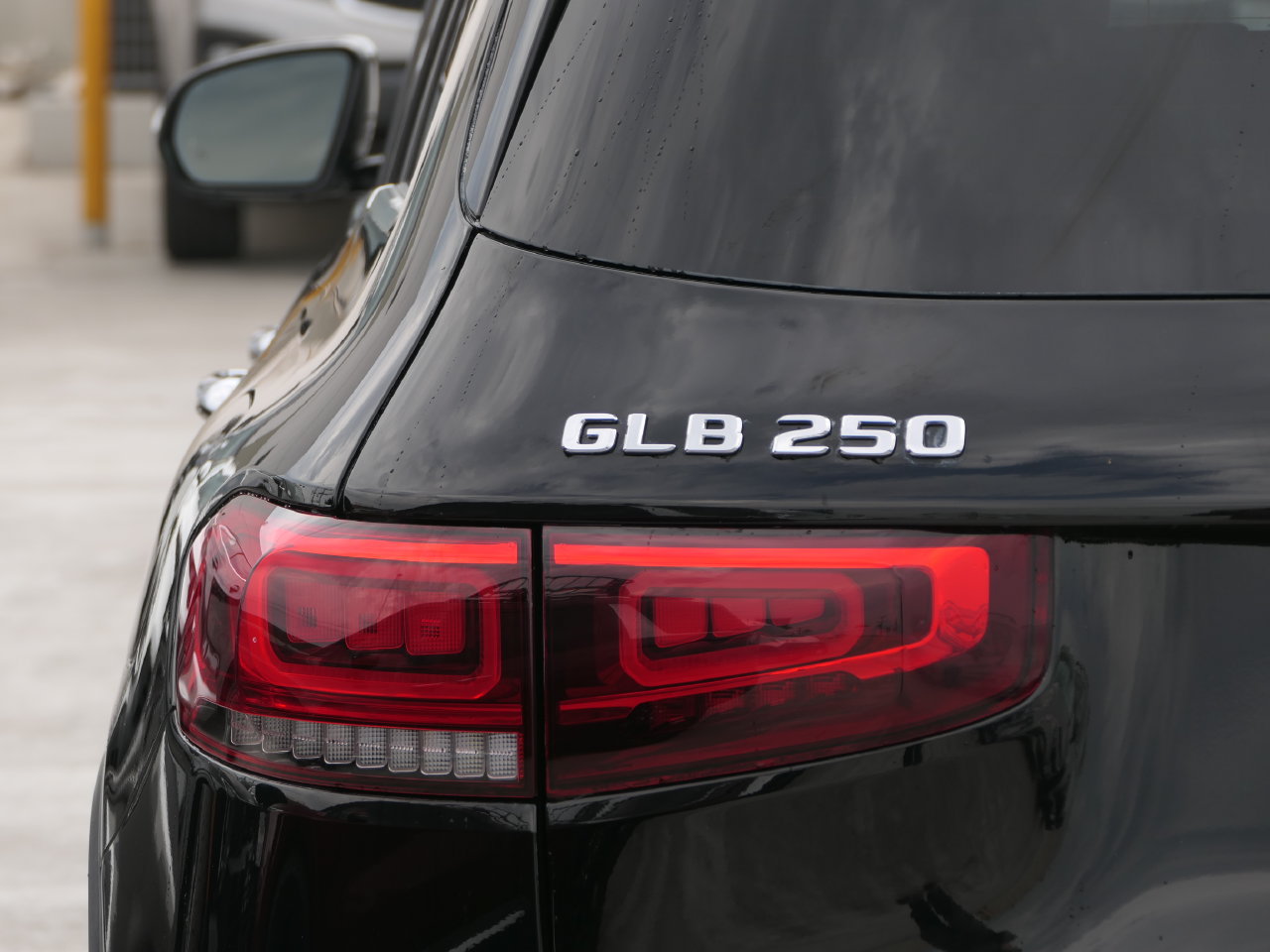 Used 2023 Mercedes-Benz GLB 250 4MATIC image 3