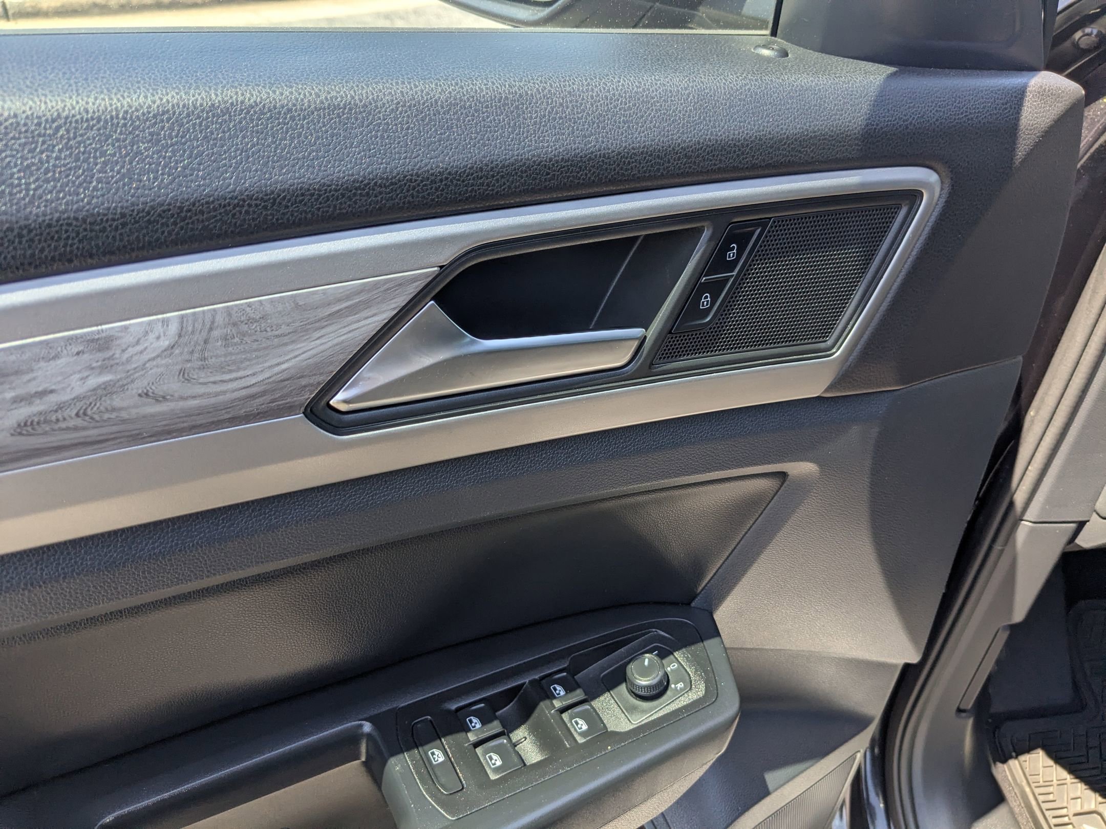 Used 2020 Volkswagen Atlas Cross Sport SE w/ Towing Package image 12