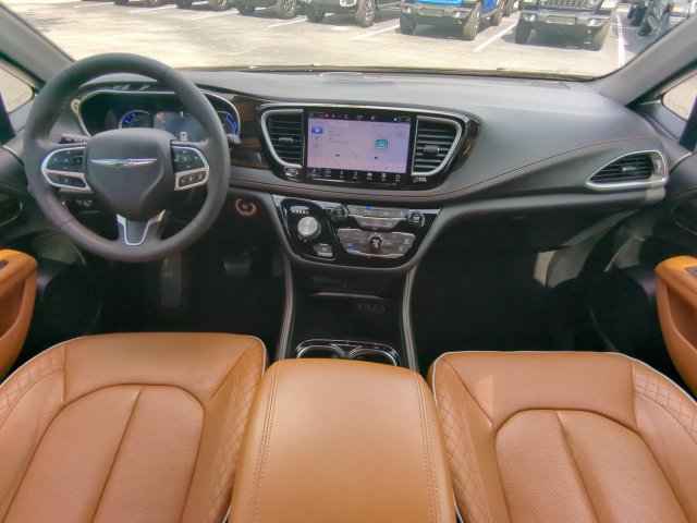 Used 2023 Chrysler Pacifica Pinnacle FWD image 18