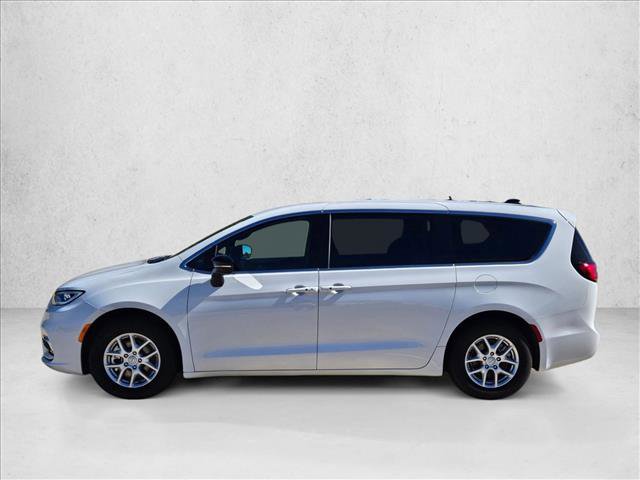 New 2025 Chrysler Pacifica Select image 8