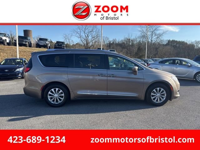 Used 2018 Chrysler Pacifica Touring-L image 1