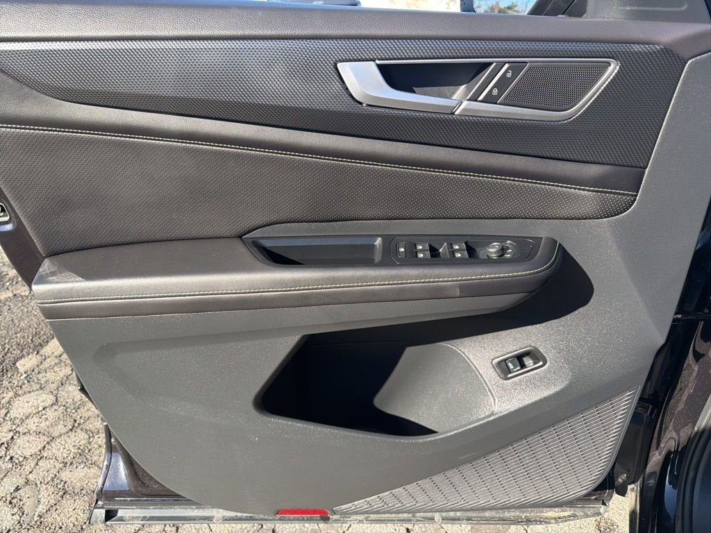 Used 2025 Volkswagen Atlas Cross Sport SEL R-Line image 13