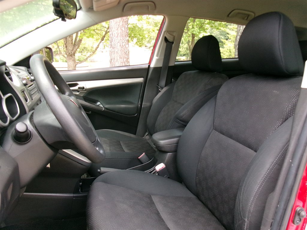 Used 2009 Pontiac Vibe w/ Preferred Package FWD image 11