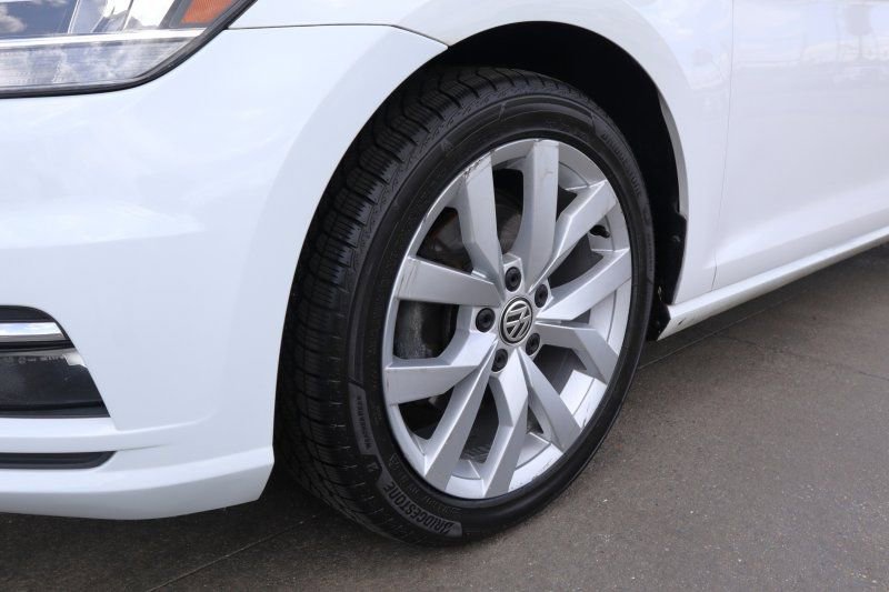 Used 2018 Volkswagen Golf SEL image 8