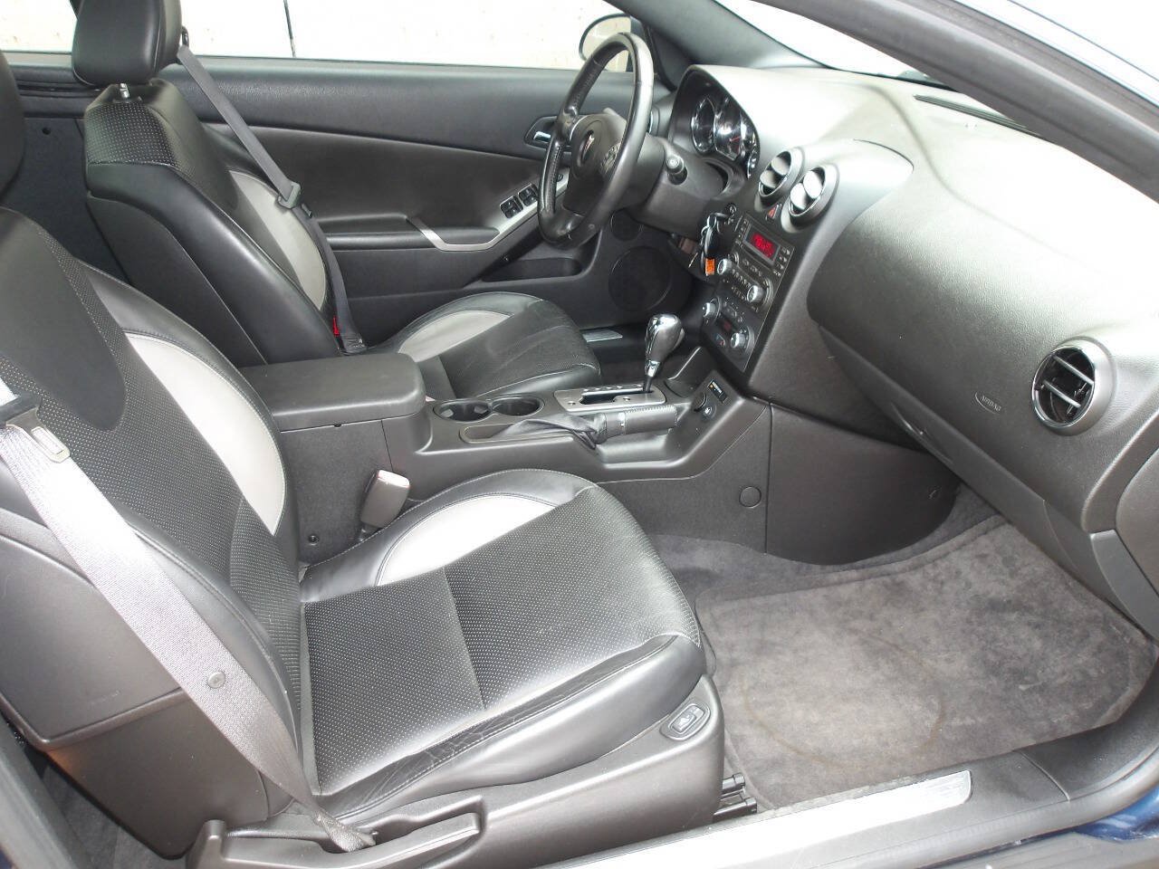 Used 2009 Pontiac G6 GT w/ Sport Package 1 FWD image 25