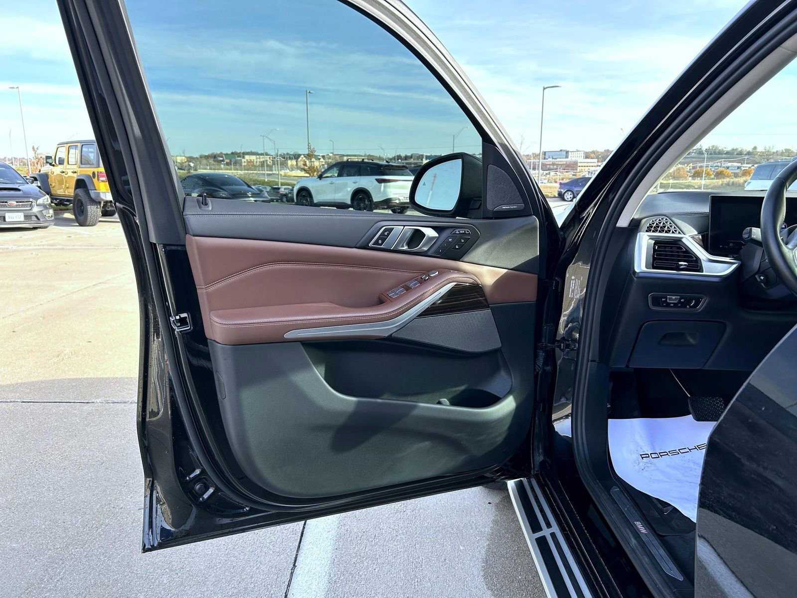 Used 2023 BMW X7 xDrive40i w/ Executive Package image 9