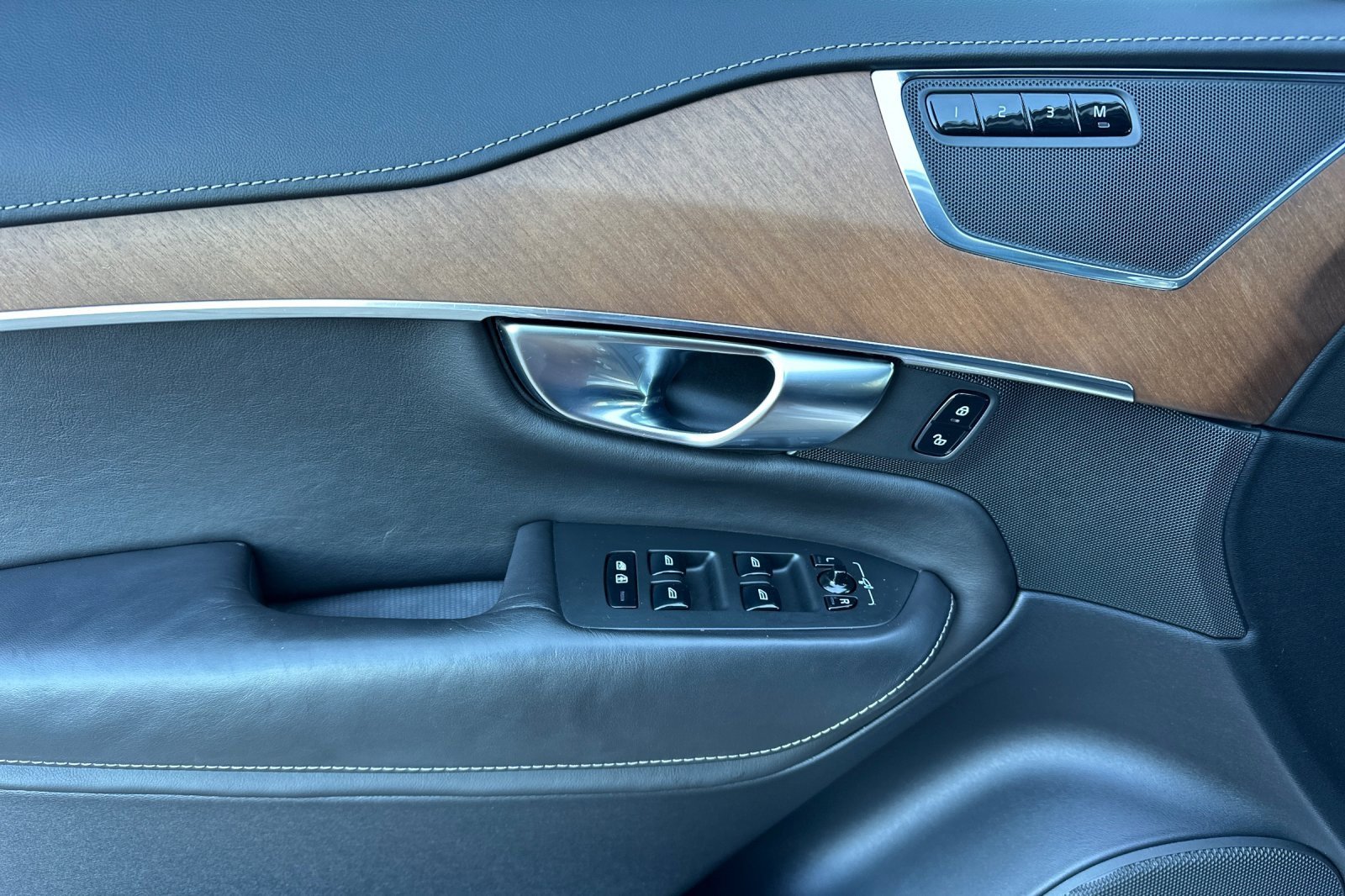 Used 2017 Volvo XC90 T8 Inscription w/ Vision Package image 14