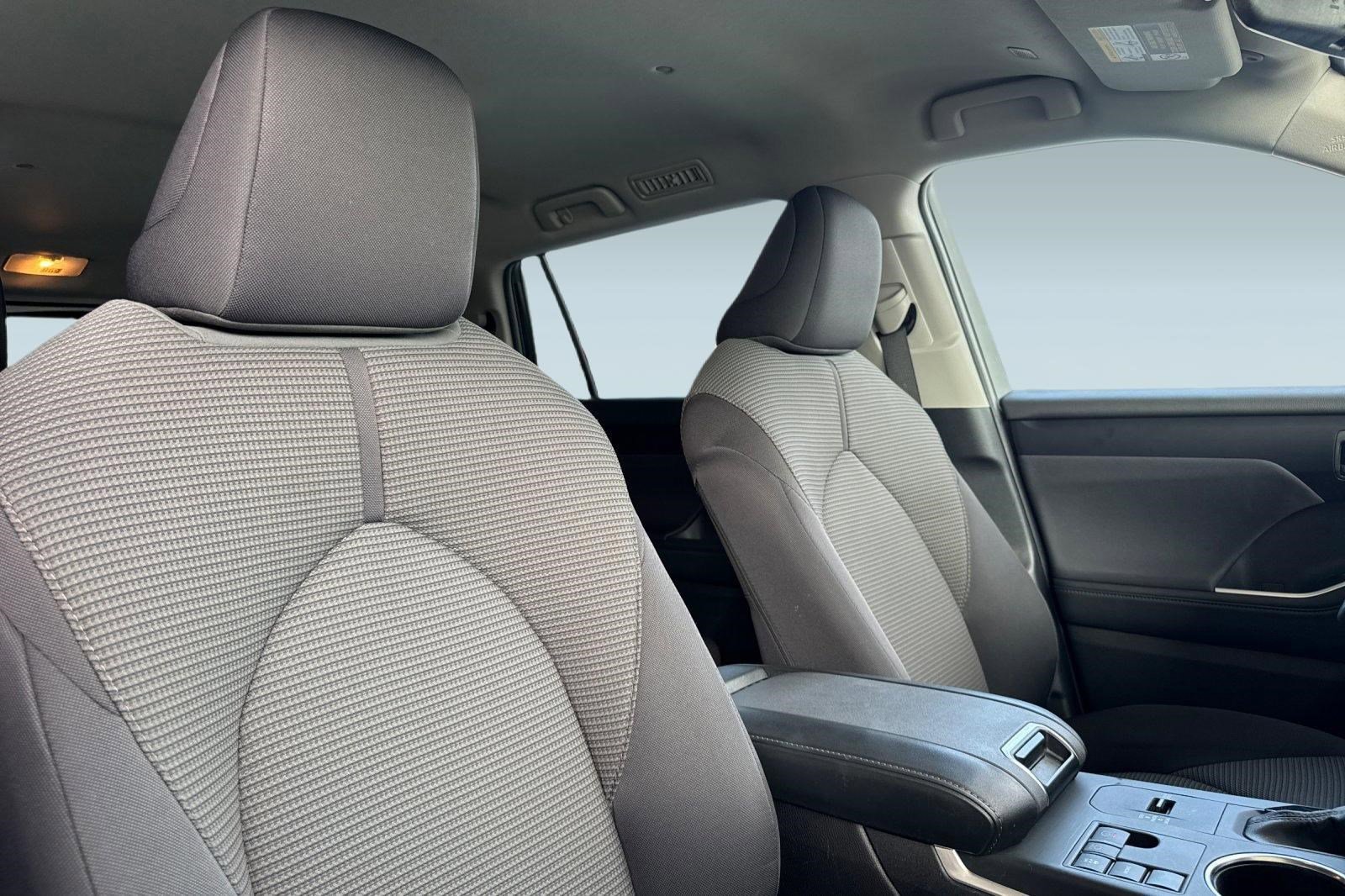 Used 2025 Toyota Highlander LE image 31