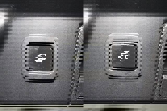 Used 2018 Land Rover Range Rover Velar R-Dynamic SE image 25