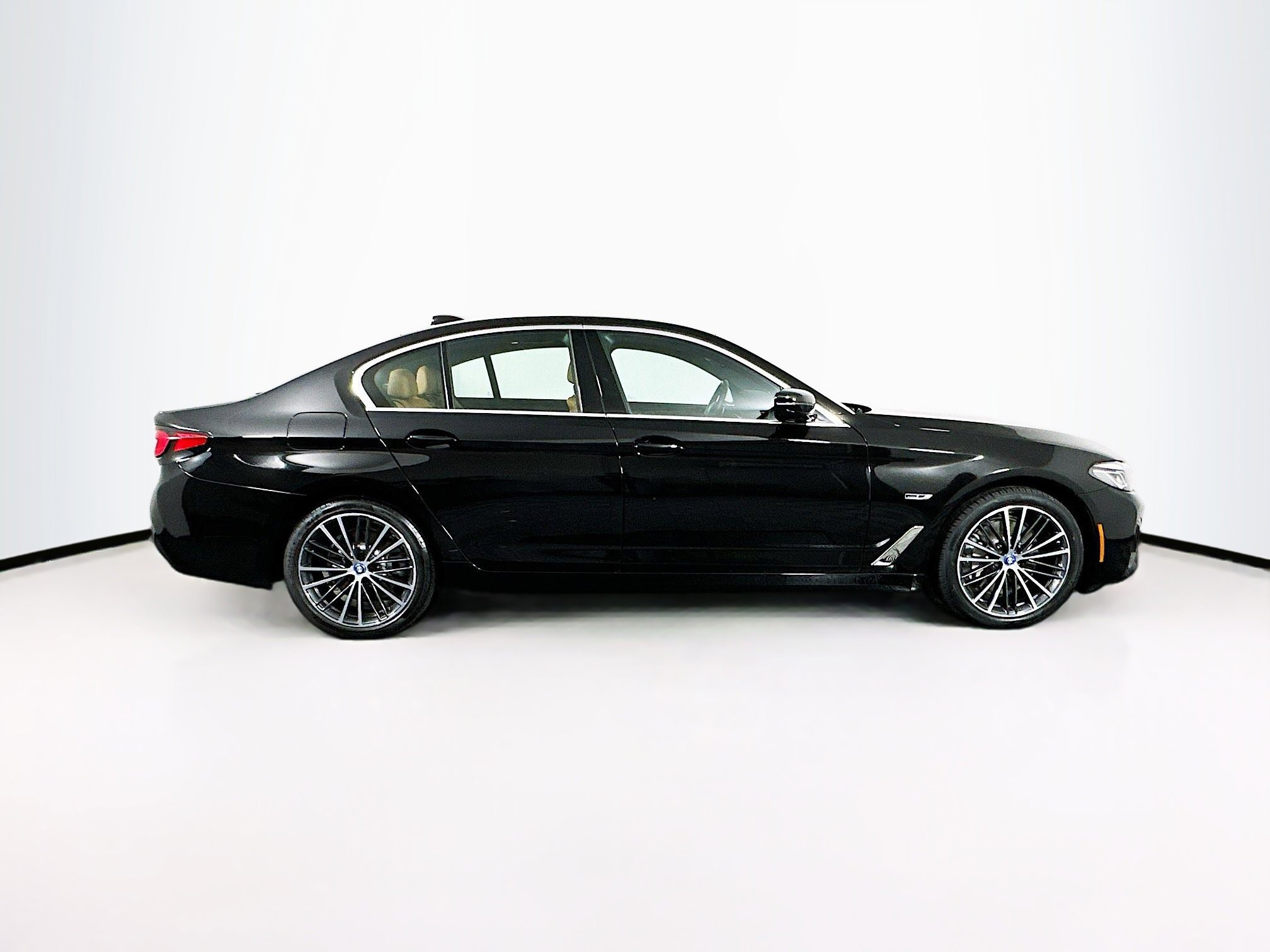 Used 2023 BMW 530e w/ Convenience Package image 10