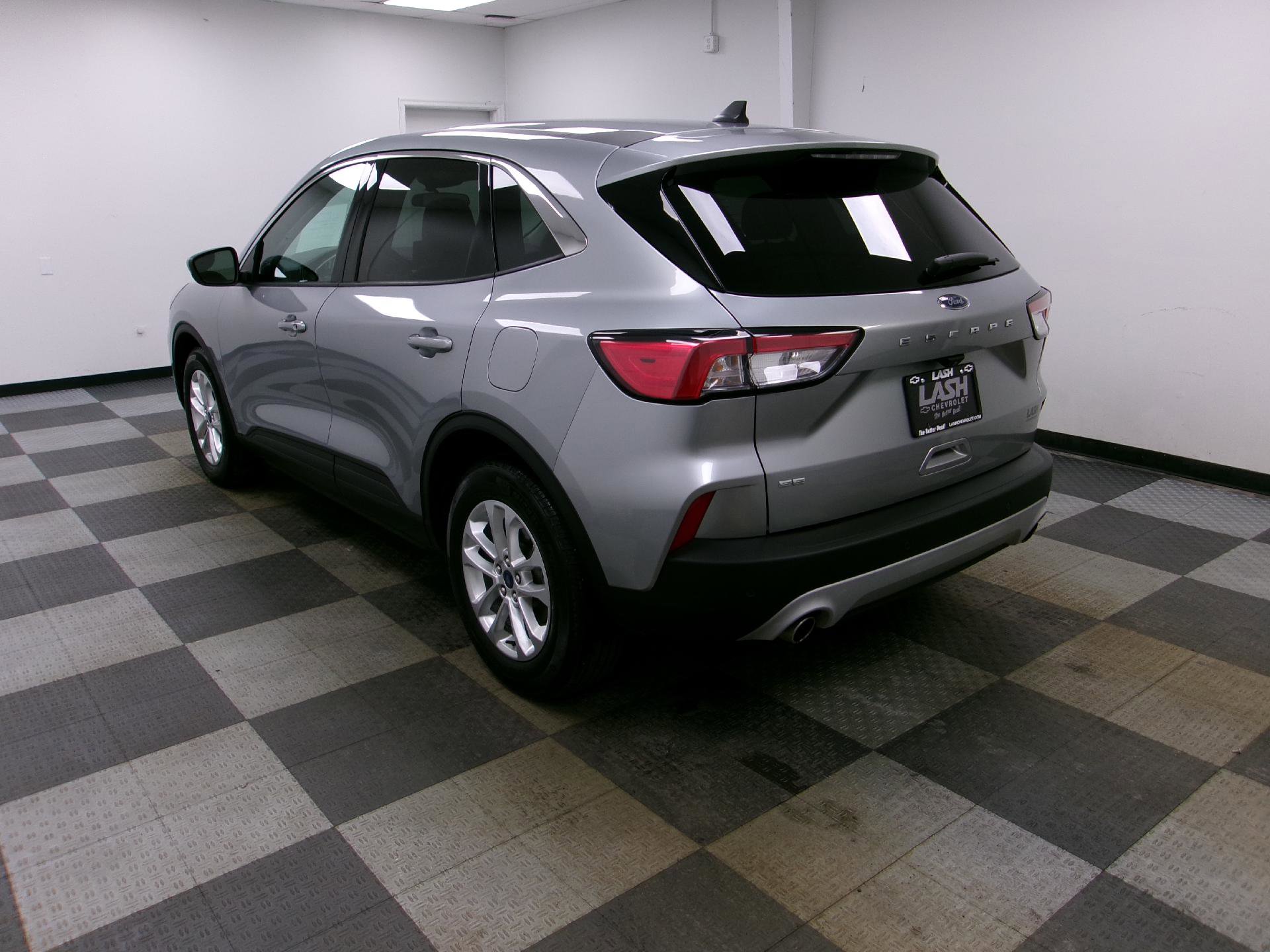 Used 2021 Ford Escape SE image 2