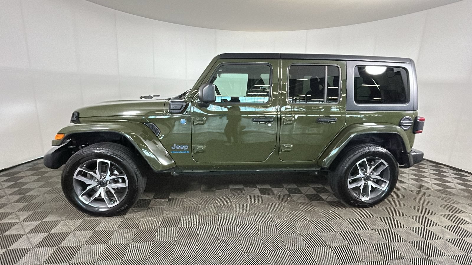 Used 2024 Jeep Wrangler Unlimited w/ Convenience Group AWD/4WD image 7