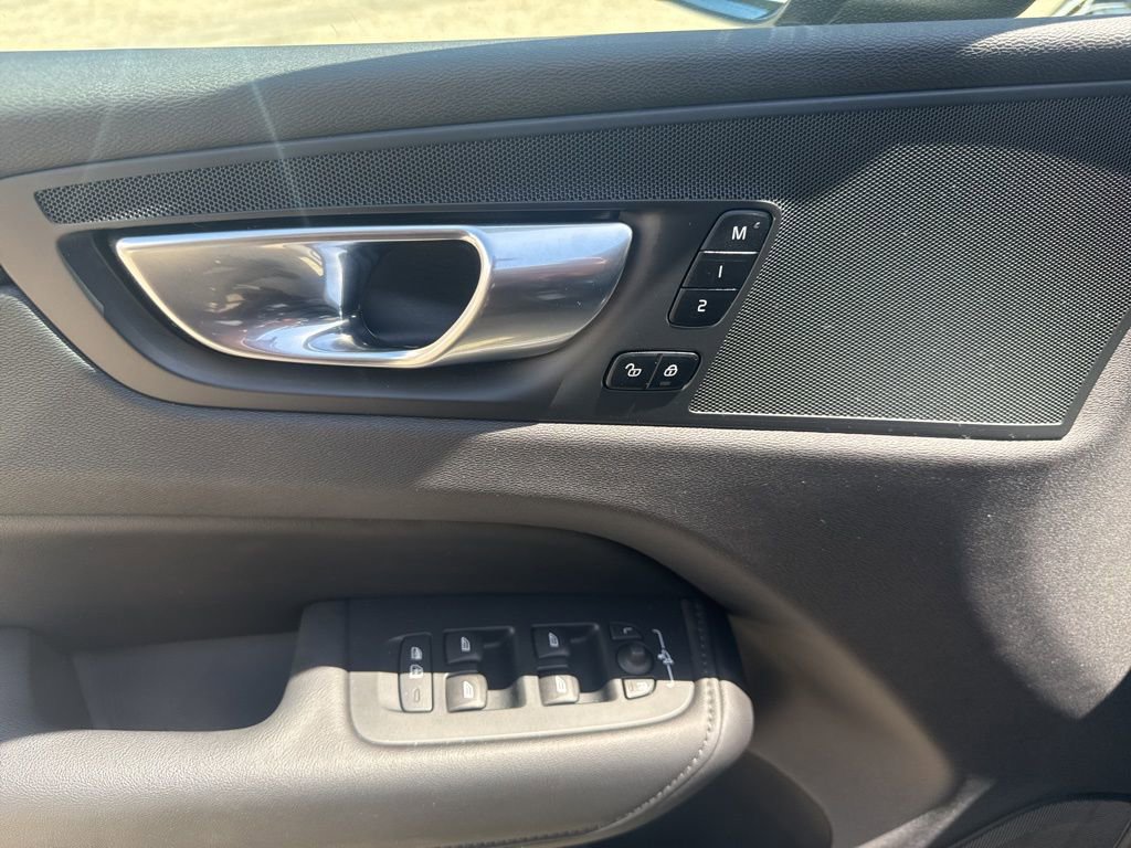 Used 2025 Volvo XC60 B5 Plus AWD/4WD image 12