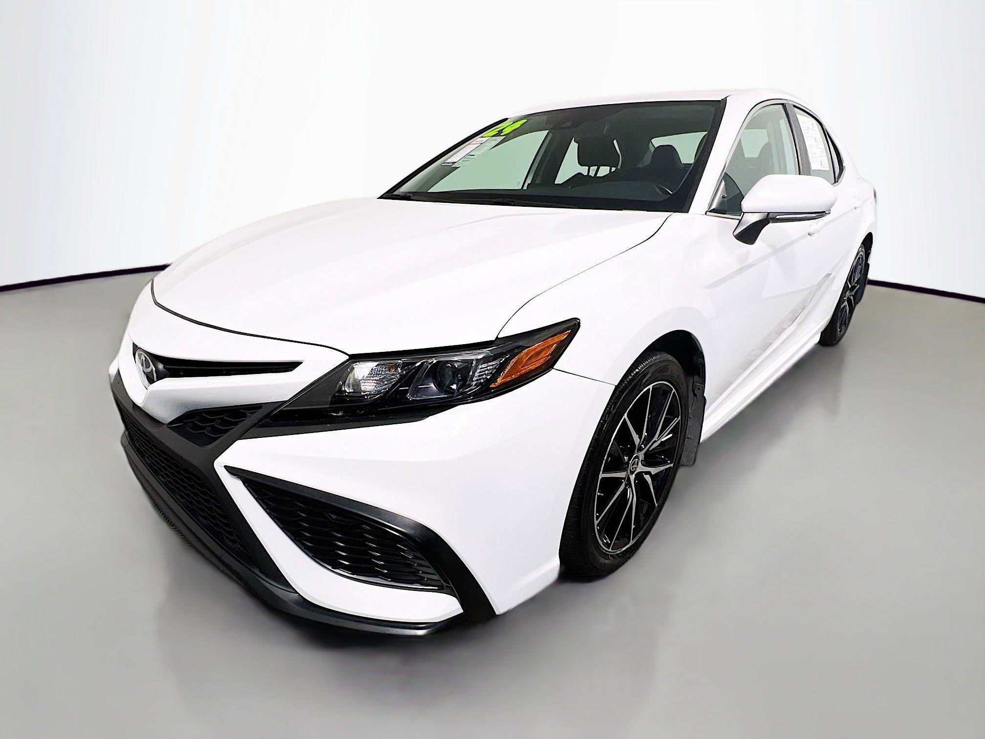 Used 2024 Toyota Camry SE image 10