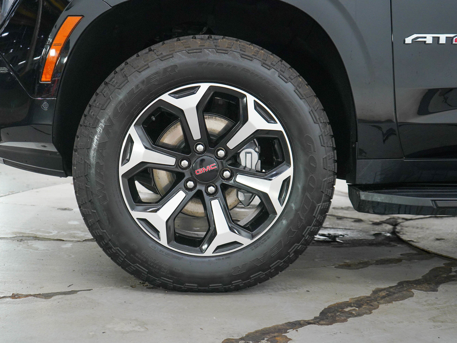 Used 2025 GMC Yukon AT4 AWD/4WD image 30