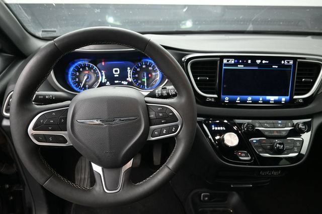 Used 2025 Chrysler Pacifica Select FWD image 22