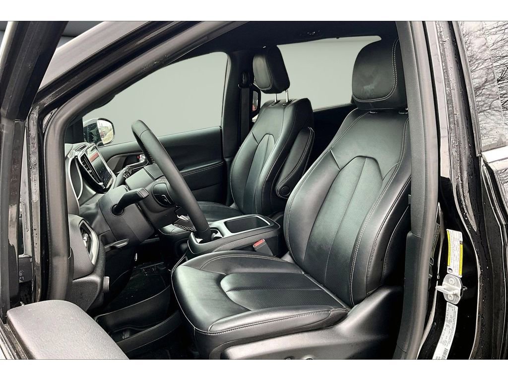 Certified 2025 Chrysler Pacifica Select image 22