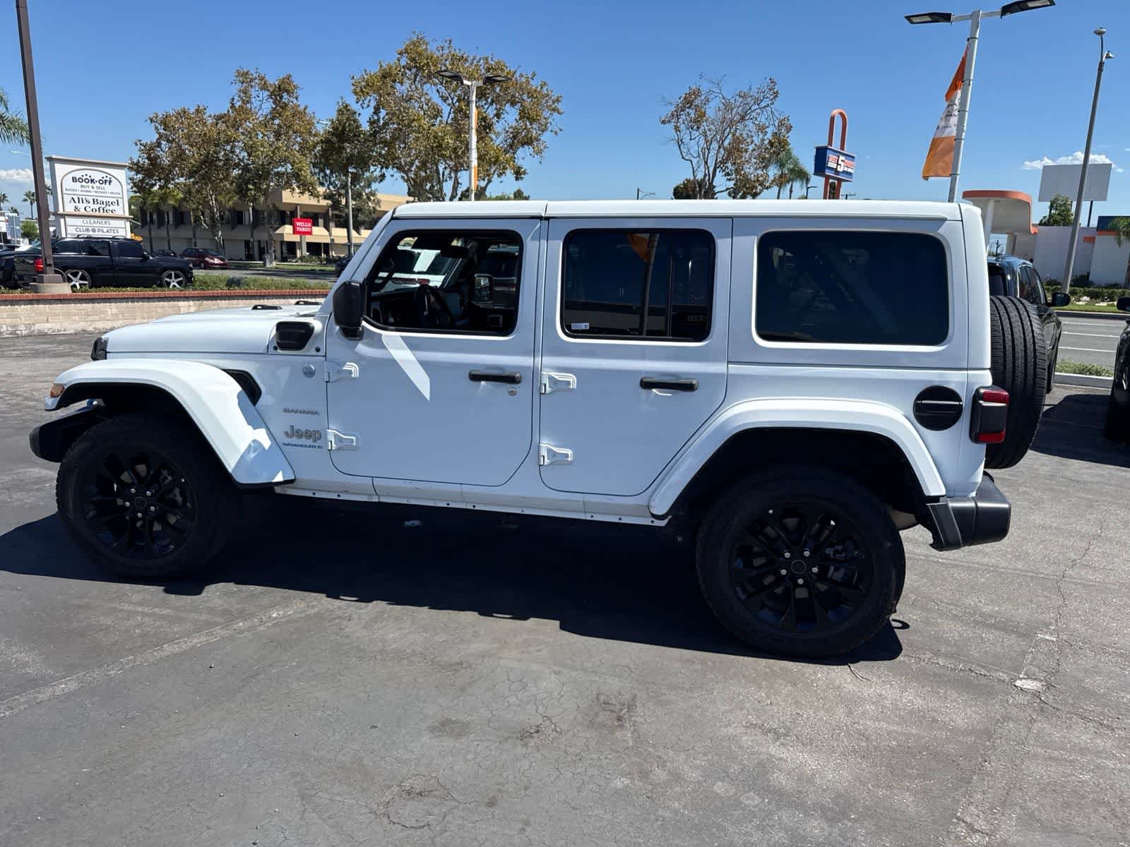 Used 2024 Jeep Wrangler Unlimited Sahara AWD/4WD image 25