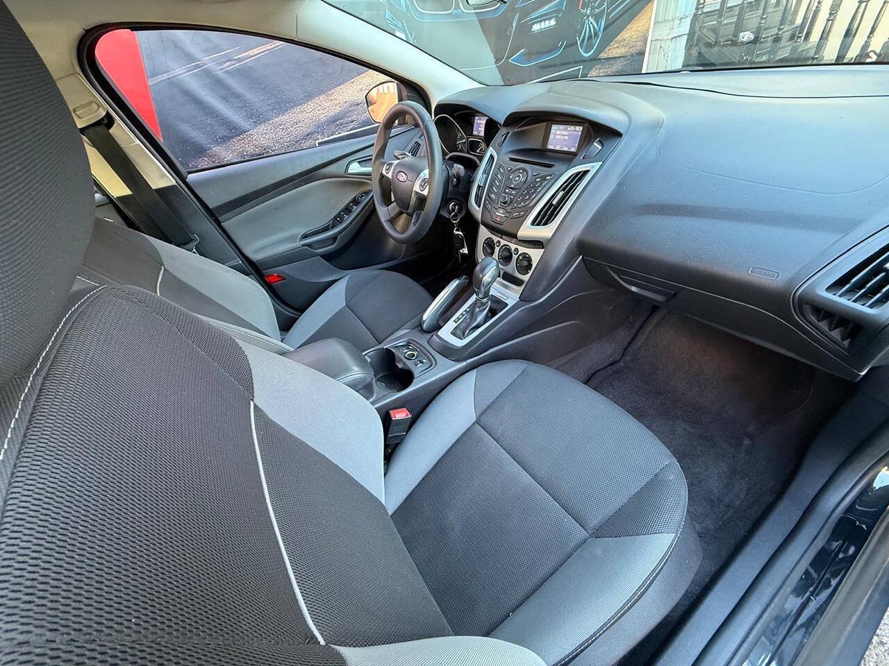 Used 2014 Ford Focus SE w/ SE Winter Package FWD image 12