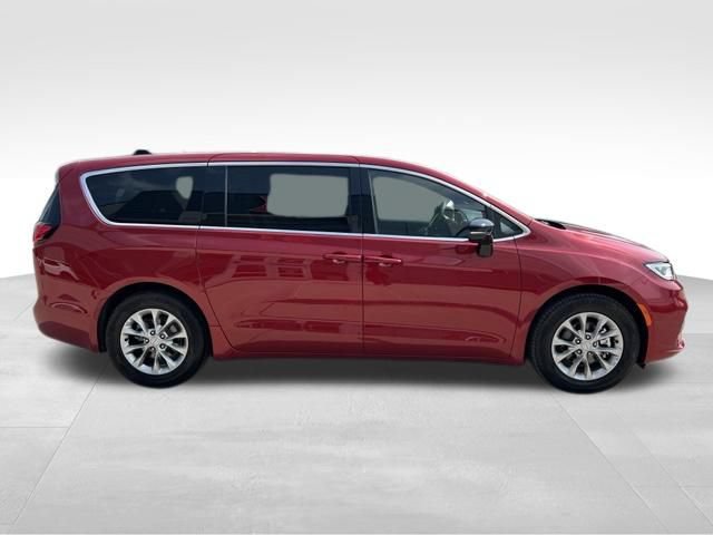 Used 2026 Chrysler Pacifica Limited FWD image 9