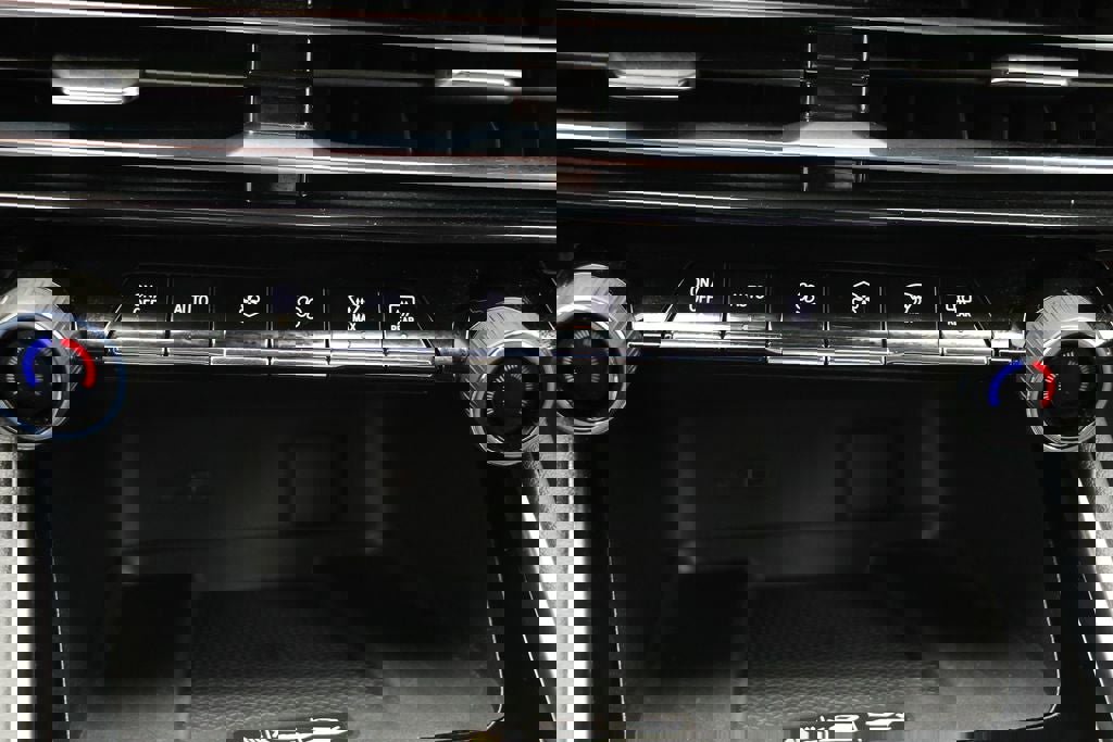 Used 2024 Chevrolet Traverse LT w/ Midnight/Sport Edition image 23