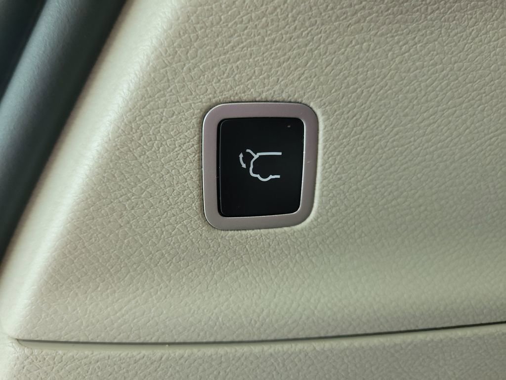 Used 2022 Chrysler Pacifica Touring-L AWD/4WD image 16