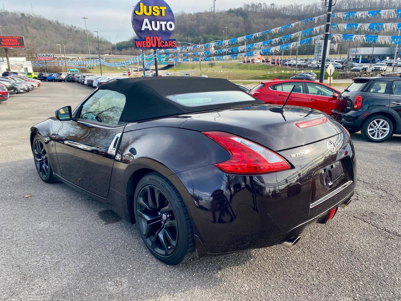 Used 2016 Nissan 370Z Touring RWD image 5