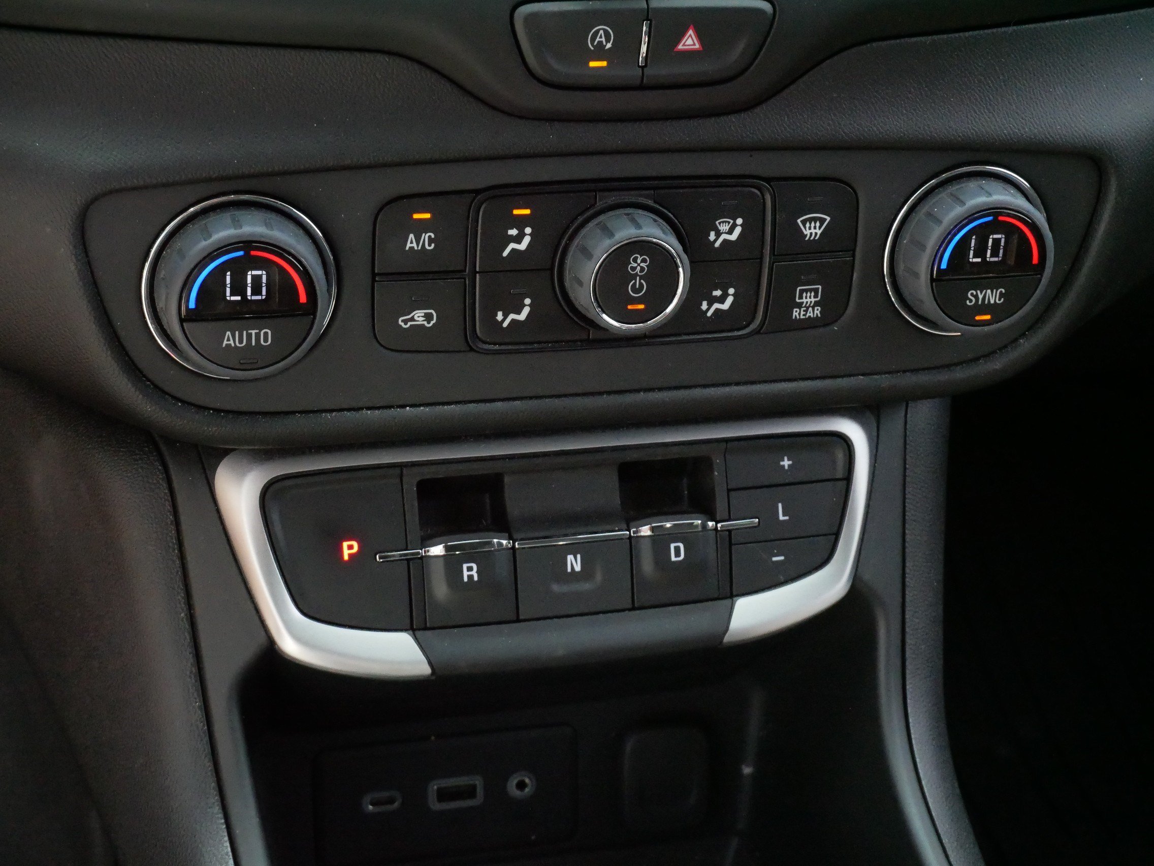 Used 2024 GMC Terrain SLE w/ Driver Convenience Package AWD/4WD image 23