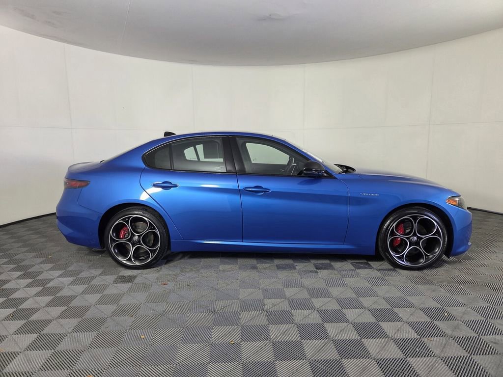 Used 2024 Alfa Romeo Giulia Veloce AWD/4WD image 5