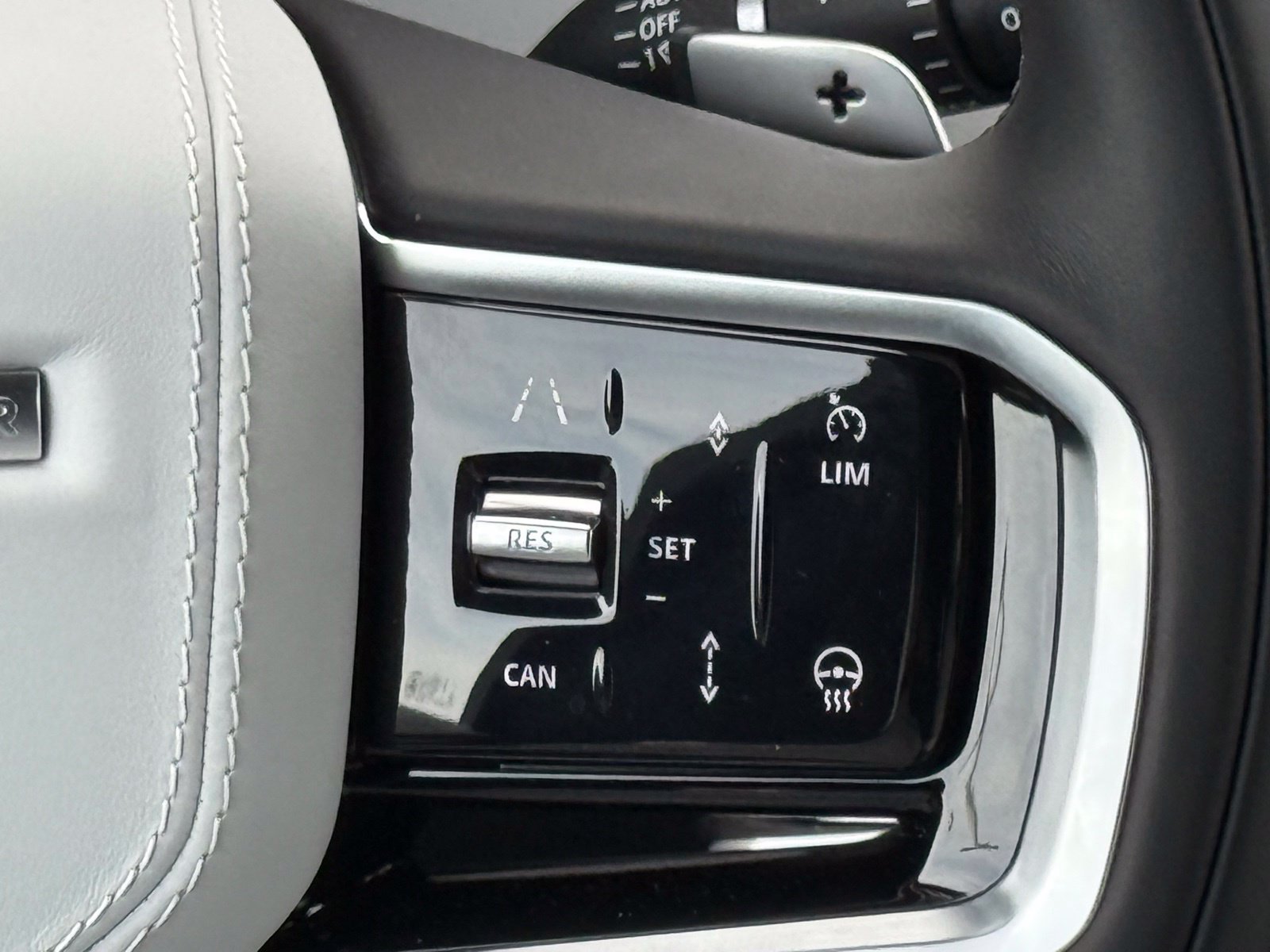 New 2026 Land Rover Range Rover Sport SE AWD/4WD image 32