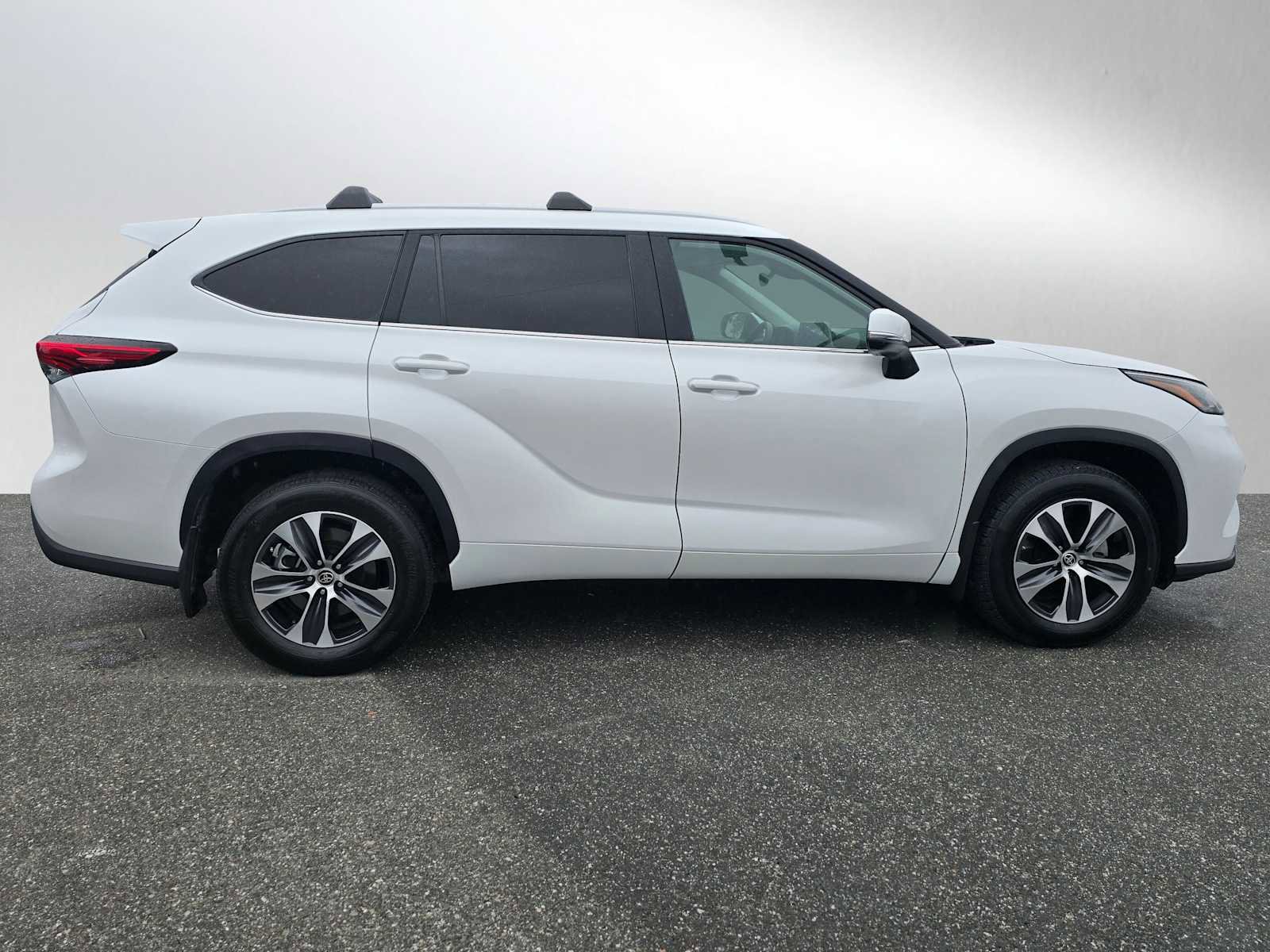Used 2023 Toyota Highlander XLE FWD image 2