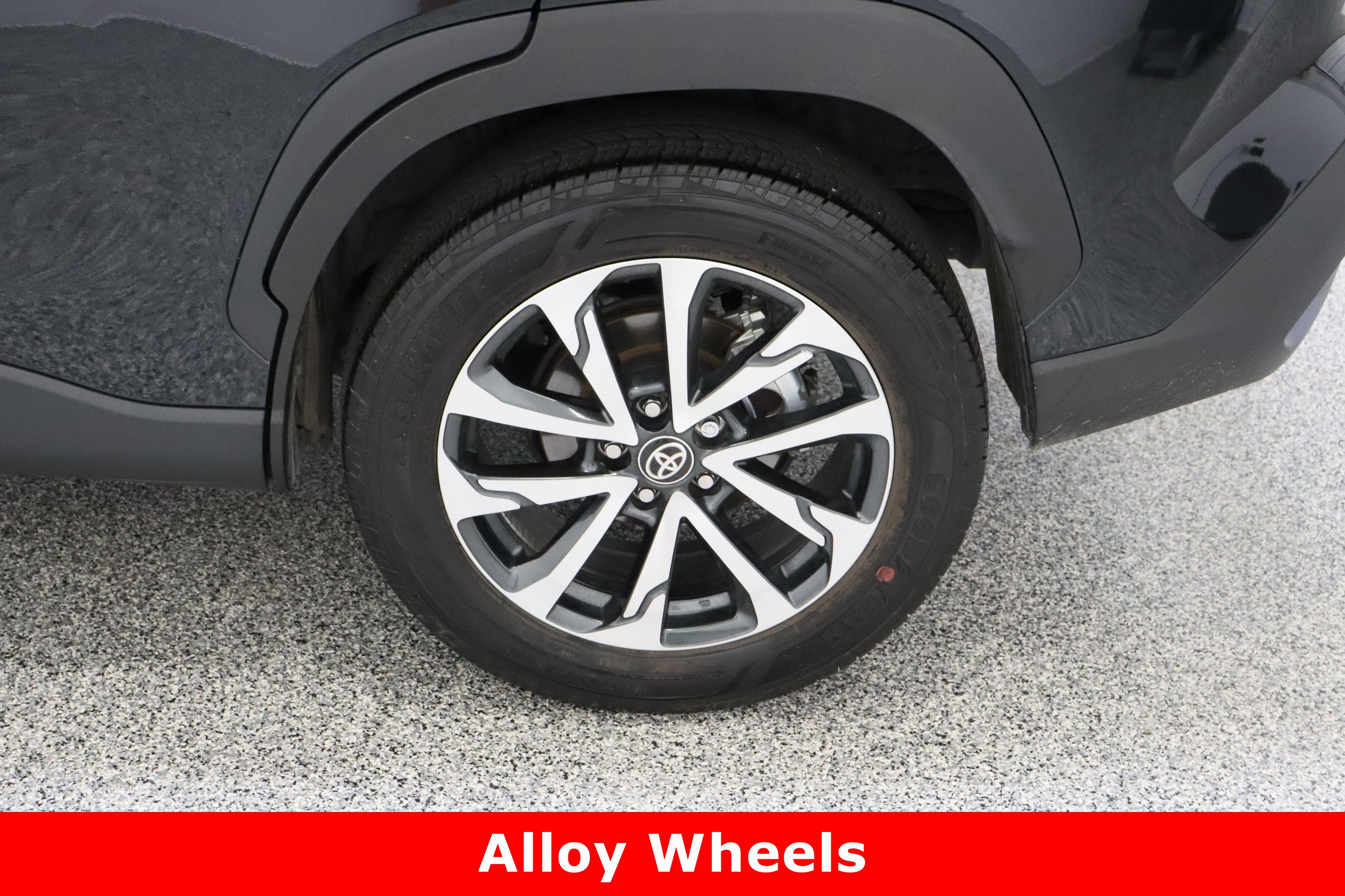 Used 2025 Toyota Corolla Cross XLE image 10