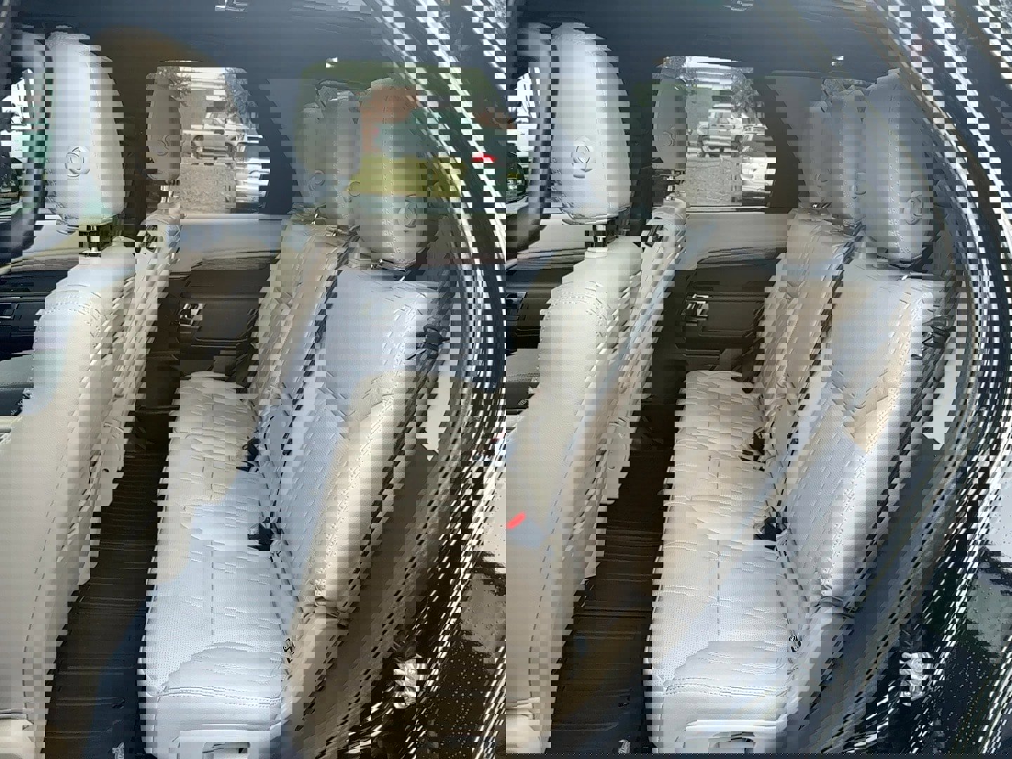 Used 2018 Land Rover Discovery HSE image 10